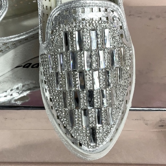CHIC - *NIB* SILVER SPARKLE EMBELLISHED Slip on Shoes.  Size 36 EU… = Size 6 US. - Picture 3 of 8